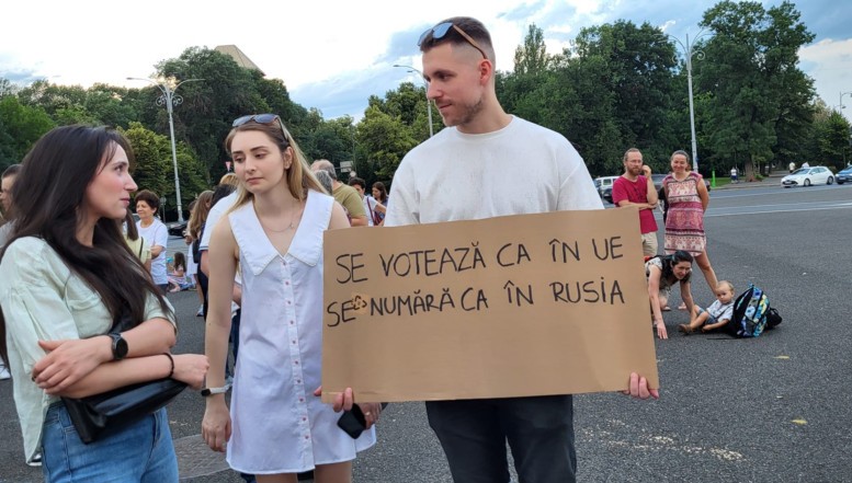 Un nou protest „Fără fraudare! Vrem renumărare”, în Piața Victoriei / Candidații USR afirmă răspicat că alegerile de la S 1 și S 2 au fost furate! Mihaiu: „Au dispărut 1345 buletine de vot, au dispărut ștampile de vot. Aflăm că au fost scoase din secții și ștampile de control” / Armand: „Sunt 110 procese verbale cu chei care nu se închid”