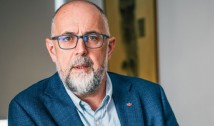 Kelemen Hunor dă un răspuns tranșant propagandiștilor PSD care vehiculează obsesiv ideea că UDMR nu susține guvernul Veștea-Nicușor Dan pentru că ar fi primit indicații direct de la Peter Magyar. „Teoriile conspiraționiste nu ne fac o societate nici mai bună, nici mai rezilientă. Și nici nu îl vor ajuta pe domnul Veștea să obțină voturile necesare pentru învestire”