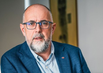 Kelemen Hunor dă un răspuns tranșant propagandiștilor PSD care vehiculează obsesiv ideea că UDMR nu susține guvernul Veștea-Nicușor Dan pentru că ar fi primit indicații direct de la Peter Magyar. „Teoriile conspiraționiste nu ne fac o societate nici mai bună, nici mai rezilientă. Și nici nu îl vor ajuta pe domnul Veștea să obțină voturile necesare pentru învestire”