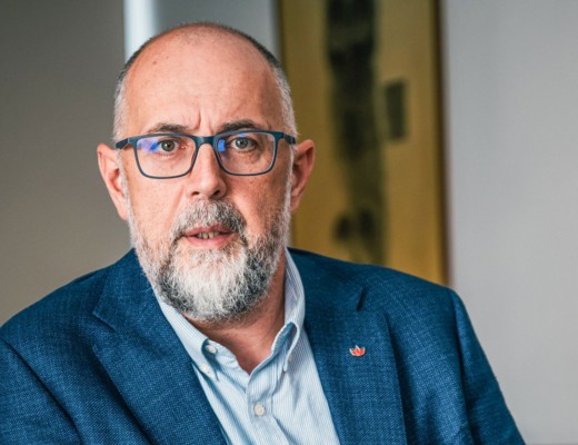 Kelemen Hunor dă un răspuns tranșant propagandiștilor PSD care vehiculează obsesiv ideea că UDMR nu susține guvernul Veștea-Nicușor Dan pentru că ar fi primit indicații direct de la Peter Magyar. „Teoriile conspiraționiste nu ne fac o societate nici mai bună, nici mai rezilientă. Și nici nu îl vor ajuta pe domnul Veștea să obțină voturile necesare pentru învestire”