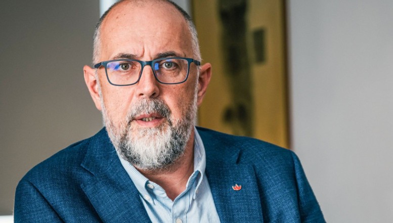 Kelemen Hunor dă un răspuns tranșant propagandiștilor PSD care vehiculează obsesiv ideea că UDMR nu susține guvernul Veștea-Nicușor Dan pentru că ar fi primit indicații direct de la Peter Magyar. „Teoriile conspiraționiste nu ne fac o societate nici mai bună, nici mai rezilientă. Și nici nu îl vor ajuta pe domnul Veștea să obțină voturile necesare pentru învestire”