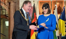 Hărțuită și denigrată în România, Laura Codruța Kövesi a primit, în Germania, „Premiul Robert Blum pentru Democrație”. Ea a anunțat că va dona Ucrainei toți banii care însoțesc distincția