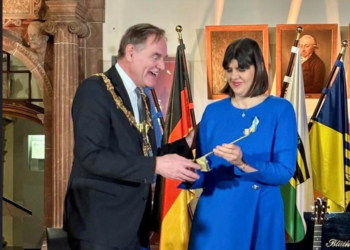 Hărțuită și denigrată în România, Laura Codruța Kövesi a primit, în Germania, „Premiul Robert Blum pentru Democrație”. Ea a anunțat că va dona Ucrainei toți banii care însoțesc distincția