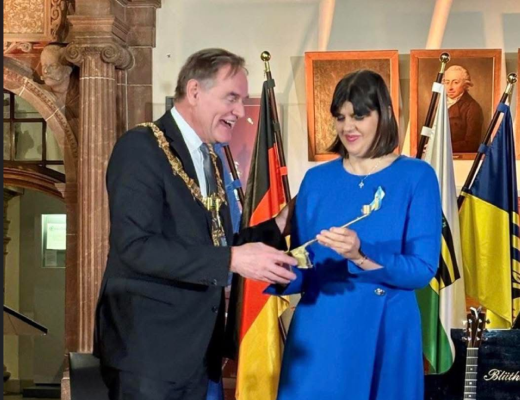 Hărțuită și denigrată în România, Laura Codruța Kövesi a primit, în Germania, „Premiul Robert Blum pentru Democrație”. Ea a anunțat că va dona Ucrainei toți banii care însoțesc distincția