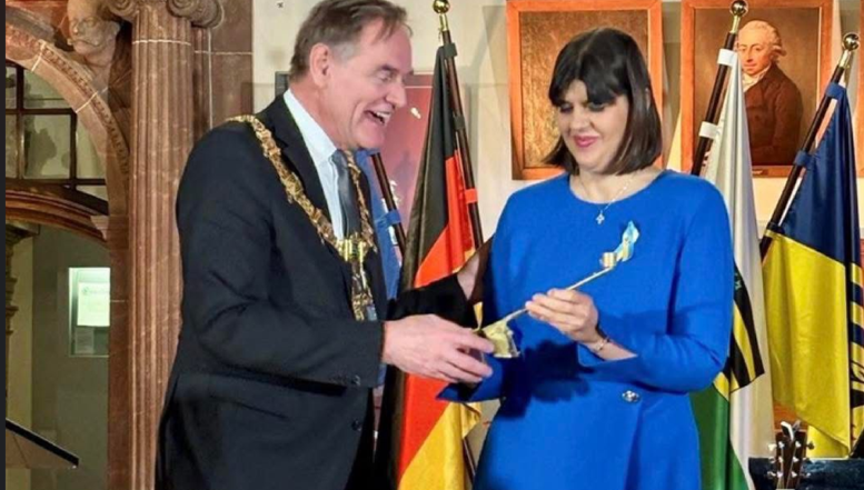 Hărțuită și denigrată în România, Laura Codruța Kövesi a primit, în Germania, „Premiul Robert Blum pentru Democrație”. Ea a anunțat că va dona Ucrainei toți banii care însoțesc distincția