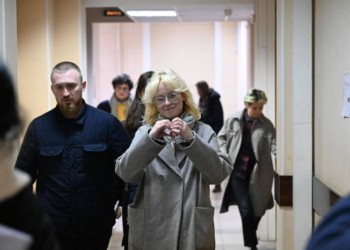 În Rusia, membrii trupei din Sankt Petersburg care a cântat în stradă piese „periculoase” au fost arestați pentru mai multe zile. Solista, Diana Loginova, are doar 18 ani și a fost dusă în fața judecătorului în cătușe. Un singur om a ieșit în stradă pentru a protesta