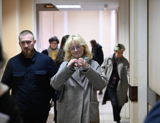 În Rusia, membrii trupei din Sankt Petersburg care a cântat în stradă piese „periculoase” au fost arestați pentru mai multe zile. Solista, Diana Loginova, are doar 18 ani și a fost dusă în fața judecătorului în cătușe. Un singur om a ieșit în stradă pentru a protesta