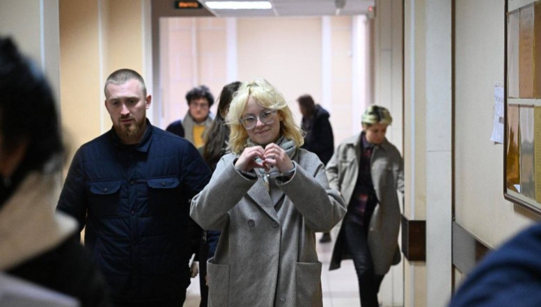 În Rusia, membrii trupei din Sankt Petersburg care a cântat în stradă piese „periculoase” au fost arestați pentru mai multe zile. Solista, Diana Loginova, are doar 18 ani și a fost dusă în fața judecătorului în cătușe. Un singur om a ieșit în stradă pentru a protesta