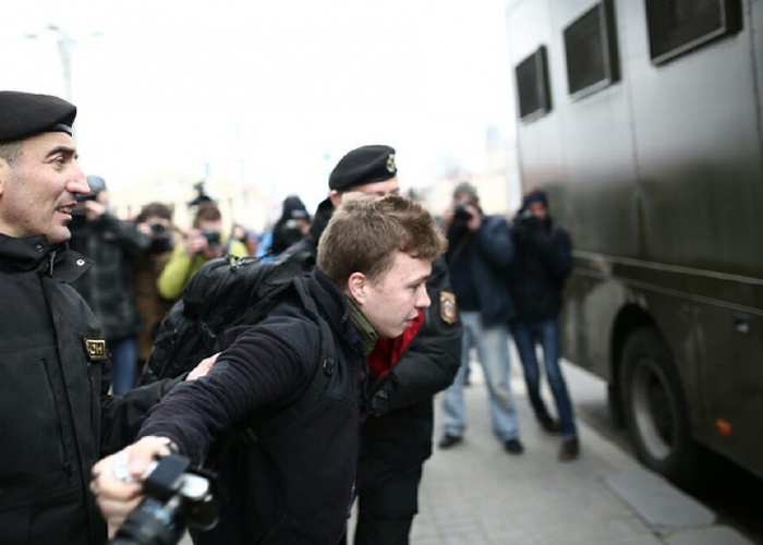 De ce-l urăște dictatorul Lukașenko atât de tare pe jurnalistul Roman Protasevici încât a deturnat un avion pentru a-l răpi? Dezvăluirile unui jurnalist român