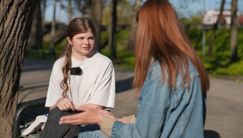 “Nu-mi venea să cred că aud din nou limba ucraineană, am început să plâng!”. O adolescentă care a reușit să fugă din orașul ucrainean ocupat Donețk relatează despre ororile rusificării și fărădelegile comise în estul Ucrainei de trupele și așa-zisele autorități rusești de ocupație