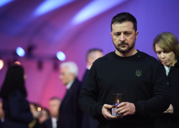 Haita MAGA de la Casa Albă pune și mai multă presiune pe Kiev, transmițându-i lui Volodimir Zelenski să părăsească „imediat” Ucraina și să caute adăpost în Franța. Declarații halucinante pentru o publicație din SUA / Vor reuși americanii ce nu au reușit rușii?
