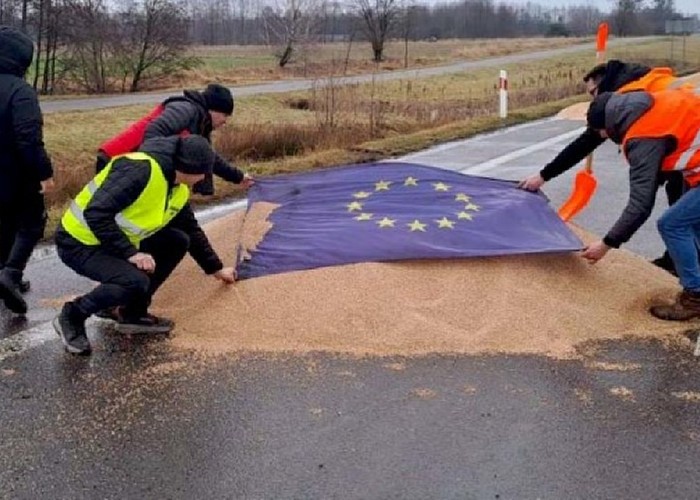 Polonia: Pe fermierii care au devastat mai multe camioane ucrainene ce transportau cereale îi paște pușcăria! Procuratura a inițiat o anchetă "în două direcții"