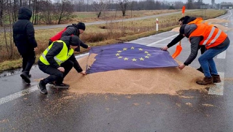 Polonia: Pe fermierii care au devastat mai multe camioane ucrainene ce transportau cereale îi paște pușcăria! Procuratura a inițiat o anchetă "în două direcții"