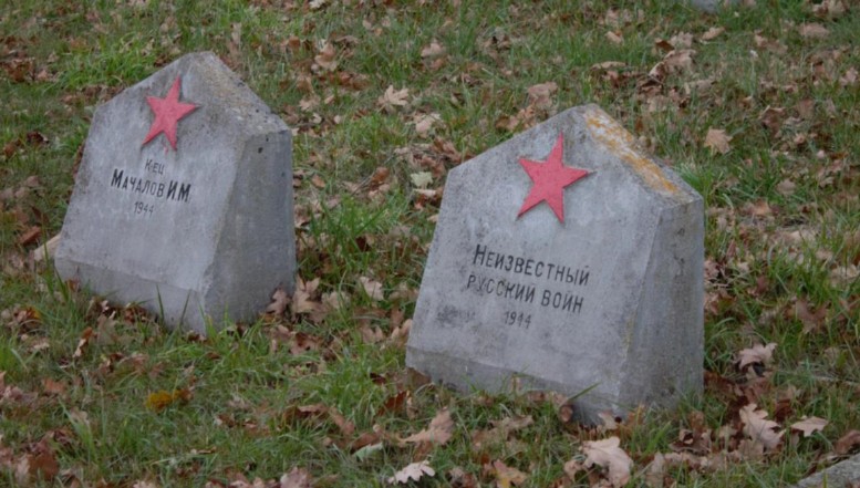 E dezgustător că locurile din România unde sunt îngropați soldați ruși se numesc Cimitire ale ”eroilor” sovietici. Pe teritoriul României cuvîntul ”erou” este incompatibil cu sintagma ”soldat sovietic”