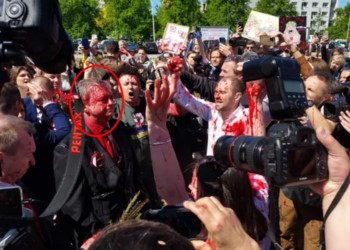VIDEO Ambasadorul Rusiei la Varșovia a fost stropit cu vopsea roșie de mai mulți protestatari furioși pe fondul atrocităților comise de armata Kremlinului în Ucraina