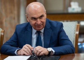 Ilie Bolojan răspunde PSD cu moneda populismului, rupând din nou de la gura magistraților: „pachetul de solidaritate” al social-democraților a fost acceptat cu condiția amânării unor plăți pentru magistrații care și-au dat unii altora câștig de cauză în procesele pentru recuperarea unor drepturi salariale, chipurile, restante