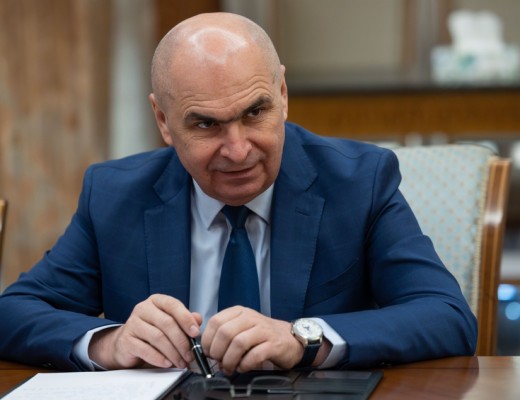 Ilie Bolojan răspunde PSD cu moneda populismului, rupând din nou de la gura magistraților: „pachetul de solidaritate” al social-democraților a fost acceptat cu condiția amânării unor plăți pentru magistrații care și-au dat unii altora câștig de cauză în procesele pentru recuperarea unor drepturi salariale, chipurile, restante