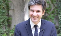 Liviu Jicman, cel mai dezastruos președinte al ICR, vrea un nou mandat, după ce a prejudiciat statul român cu sute de mii de euro. Funcția e vânată și de actuala vicepreședintă a ICR, Corina Raluca Încroșnatu, o fostă pupilă a lui Adrian Năstase susținută de PSD. E posibil ca AUR să o sprijine