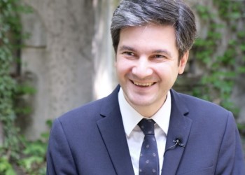Liviu Jicman, cel mai dezastruos președinte al ICR, vrea un nou mandat, după ce a prejudiciat statul român cu sute de mii de euro. Funcția e vânată și de actuala vicepreședintă a ICR, Corina Raluca Încroșnatu, o fostă pupilă a lui Adrian Năstase susținută de PSD. E posibil ca AUR să o sprijine
