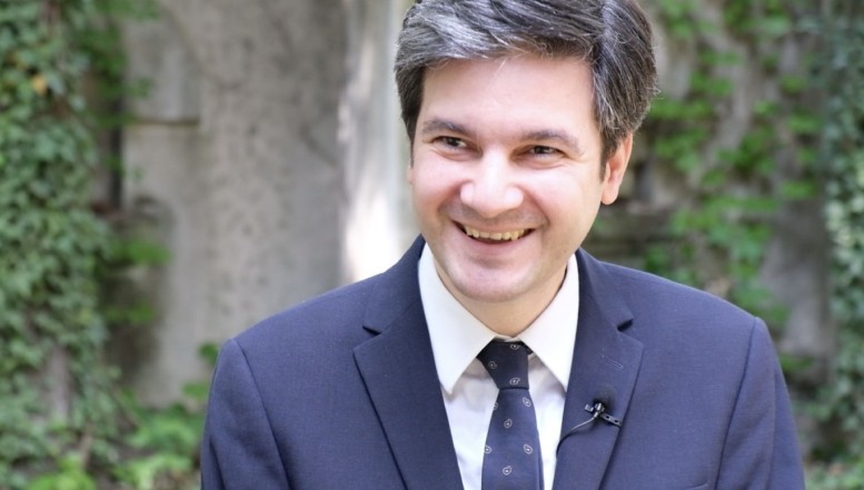 Liviu Jicman, cel mai dezastruos președinte al ICR, vrea un nou mandat, după ce a prejudiciat statul român cu sute de mii de euro. Funcția e vânată și de actuala vicepreședintă a ICR, Corina Raluca Încroșnatu, o fostă pupilă a lui Adrian Năstase susținută de PSD. E posibil ca AUR să o sprijine