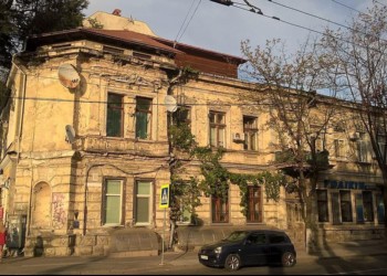 FOTO Casa groazei: aici a funcționat Ministerul Securității de Stat al RSS Moldovenești, după ce Rusia a dezmembrat România. De aici au venit ordinele privind deportările din 1949-1951. În beciuri erau torturați și încarcerați anticomuniștii basarabeni