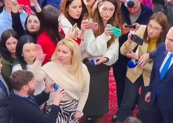 VIDEO. Blonda care a condus revolta angajaților de la Senat contra lui Ilie Bolojan este o sinecuristă de la PSD cu ștate vechi în instituții publice. Ea a fost numită secretar de stat de Sorin Grindeanu în 2017, deși fusese asociată, prin diverse firme, cu indivizi dubioși din Orientul Mijlociu cercetați pentru evaziune și crimă organizată