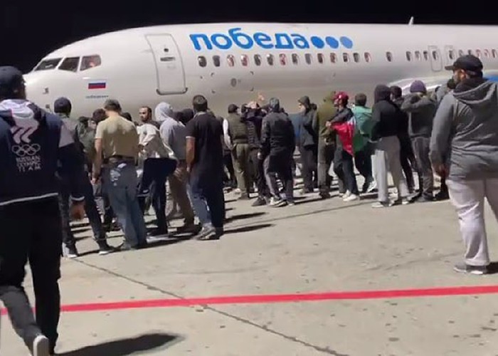 VIDEO. Nebunie în Daghestan! O mulțime furioasă a atacat, urlând „Allahu Akbar”, aeroportul din capitala Mahacikala, în căutare de cetățeni israelieni / Zeci de persoane au fost rănite