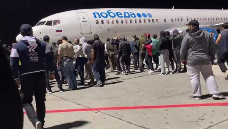 VIDEO. Nebunie în Daghestan! O mulțime furioasă a atacat, urlând „Allahu Akbar”, aeroportul din capitala Mahacikala, în căutare de cetățeni israelieni / Zeci de persoane au fost rănite