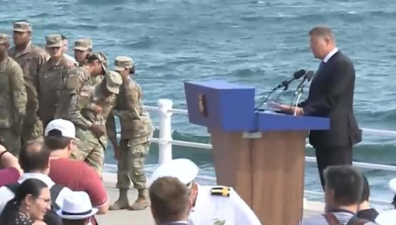 De ce nu a schițat președintele Iohannis niciun gest față de militarul american care a leșinat lângă el? Cum reacționează liderii altor țări la incidente similare