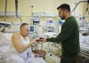 Zelenski i-a vizitat și i-a decorat pe militarii ucraineni răniți care primesc îngrijiri medicale în nordul Bucovinei: ”Vă mulțumim pentru serviciul dumneavoastră și pentru apărarea Ucrainei!”