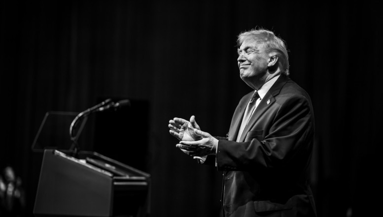 Donald Trump admite, într-un interviu, că Statele Unite ar putea fi nevoite să aleagă între preluarea Groenlandei și NATO. Liderul de la Casa Albă spune clar că nu va mai ține cont de dreptul internațional / Ce poate face UE în cazul unui atac armat al SUA asupra Groenlandei? Opinia specialiștilor în drept european