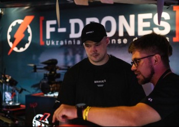 În mediile pro-occidentale de la Kiev se vorbește tot mai apăsat despre potențiala demitere a lui Volodimir Zelenski dacă acesta îl va schimba din funcție pe Mihalio Fedorov, ministrul IT-ist al Apărării căruia i se datorează ploaia de drone de peste Rusia