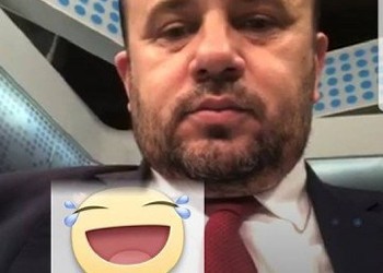Aventurile ministrului „Plancardă cu genunche” la B1: și-a făcut live-selfie la burtă, limba română l-a pus din nou în dificultate și a fost alergat de un  protestatar cu un sul de hârtie igienică