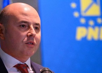 Deputatul penelist și filosovietic Alexandru Muraru a ordonat PNL Iași să boicoteze comemorările care au loc pe 9 martie în memoria victimelor dictaturii comuniste. Mai mult, țuțerii care îi cară diplomatul au dezvoltat apucătura securistică de a-i înjura pe foștii deținuți politici. Rușine, PNL!