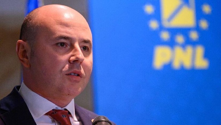 Deputatul penelist și filosovietic Alexandru Muraru a ordonat PNL Iași să boicoteze comemorările care au loc pe 9 martie în memoria victimelor dictaturii comuniste. Mai mult, țuțerii care îi cară diplomatul au dezvoltat apucătura securistică de a-i înjura pe foștii deținuți politici. Rușine, PNL!