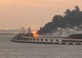 Lovirea podului Kerch, o palmă de proporții pentru Putin și Rusia. Podul feroviar este în flăcări, în timp ce o bucată din podul rutier s-a prăbușit