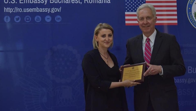 Șapte femei din România, premiate de Ambasada SUA pentru curaj. Carmen Dumitrescu a scris întotdeauna "Liber în Teleorman", indiferent de presiunile masive pe care oamenii lui Dragnea le-au pus asupra ei