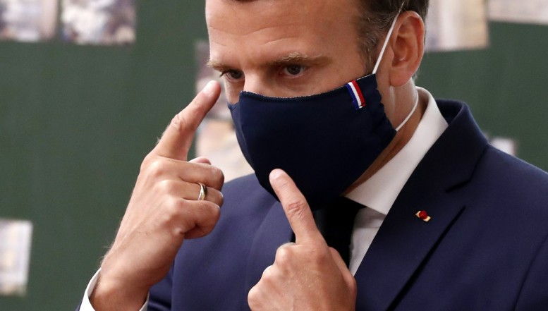 VIDEO Stupoare în Franța: președintele Emmanuel Macron și-a scos masca și a tușit în fața unor tineri! În trecut a folosit pretextul sufocării pentru a nu purta mască 