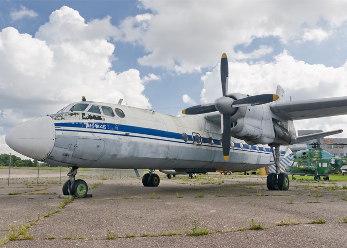 Misterele ”Revoluției”: Avionul Tarom doborât de o rachetă după ce fusese trimis la Belgrad de Ion Iliescu