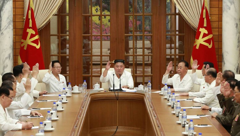 VIDEO. Kim Jong Un s-a ridicat din nou de pe patul de comă. Este îmbrăcat în alb și ține o ședință cu mai mulți tovarăși