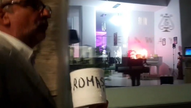 VIDEO. Pesedistul murdar la gură Lucian Romașcanu a primit un sul de hârtie igienică personalizată pe Calea Victoriei. Nervos, a aruncat darul și s-a urcat în Mercedesul parcat neregulamentar
