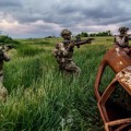 VIDEO. Val de reușite ucrainene înaintea întâlnirii din Alaska: dronele Kievului au lovit un port și mai multe rafinării din Rusia, iar penetrarea invadatorilor din Est (sectorul Dobropillia) a fost „lichidată” / Forțele Azov, lăudate pentru pierderile mari produse Moscovei