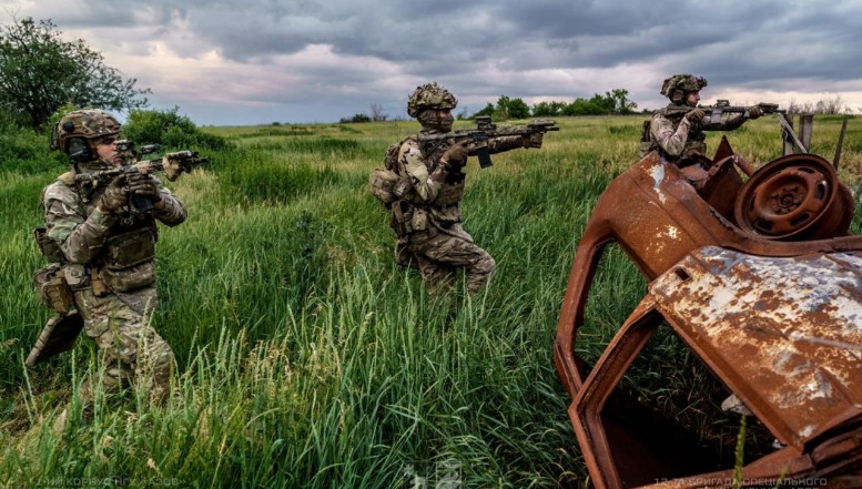 VIDEO. Val de reușite ucrainene înaintea întâlnirii din Alaska: dronele Kievului au lovit un port și mai multe rafinării din Rusia, iar penetrarea invadatorilor din Est (sectorul Dobropillia) a fost „lichidată” / Forțele Azov, lăudate pentru pierderile mari produse Moscovei