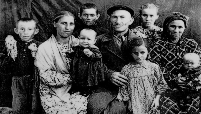 Un genocid pe motive etnice. Cum i-au deportat rușii pe balkari, un popor turcic din Caucazul de Nord. Din 37.713 deportați, 52% erau copii. În numai 18 zile de drum, 562 de oameni au murit în vagoanele pentru animale