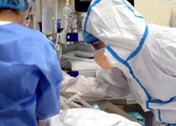 Medic pneumolog român: „Virusul este mai agresiv. Pacienții vin cu forme tot mai severe. Sunt leziuni hepatice pe care le-am întâlnit inclusiv la pacienți cu forme ușoare”