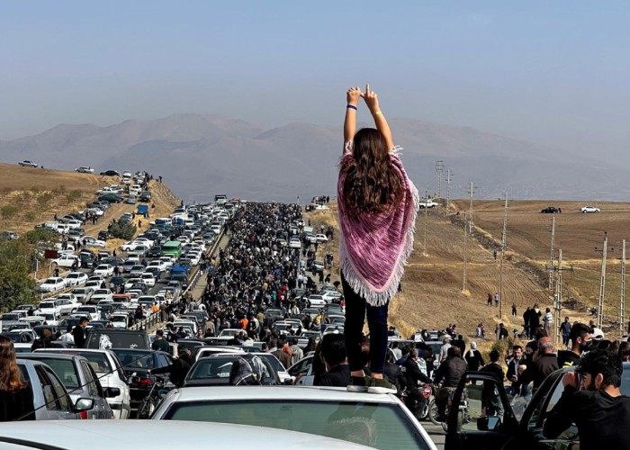 VIDEO. Revoluție în Iran. Protestatarii au dat foc casei în care s-a născut Ayatollahul Khomeini / Cum sunt asasinați participanții la proteste de către regimul tiranic de la Teheran