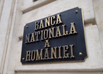 Consilierul BNR Eugen Rădulescu lansează acuzații dure la adresa PSD și a sindicatelor:  „Ne îndreptăm spre dezastru! (PSD) Întâi a făcut praf legea ANI, iar acum este ferm împotriva legii privind salariile din sectorul public, unde luptă cot la cot cu sindicatele” /  „Vom mânca iarbă și scoartă de copac”