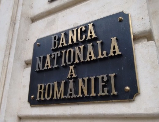 Consilierul BNR Eugen Rădulescu lansează acuzații dure la adresa PSD și a sindicatelor:  „Ne îndreptăm spre dezastru! (PSD) Întâi a făcut praf legea ANI, iar acum este ferm împotriva legii privind salariile din sectorul public, unde luptă cot la cot cu sindicatele” /  „Vom mânca iarbă și scoartă de copac”