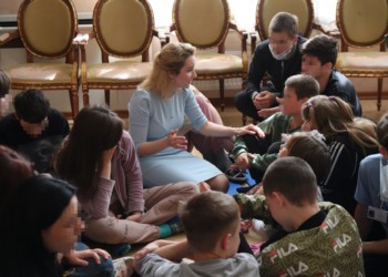 Monstruoasa Maria Lvova-Belova. Soție de preot ortodox rus, ea a fost desemnată personal de Vladimir Putin să supervizeze răpirea copiilor ucraineni orfani sau rătăciți de familie și adoptarea acestora de către cupluri de ruși / Kievul condamnă vehement la operațiunea de „rusificare” a orfanilor ucraineni și cere stoparea acestui proces abominabil