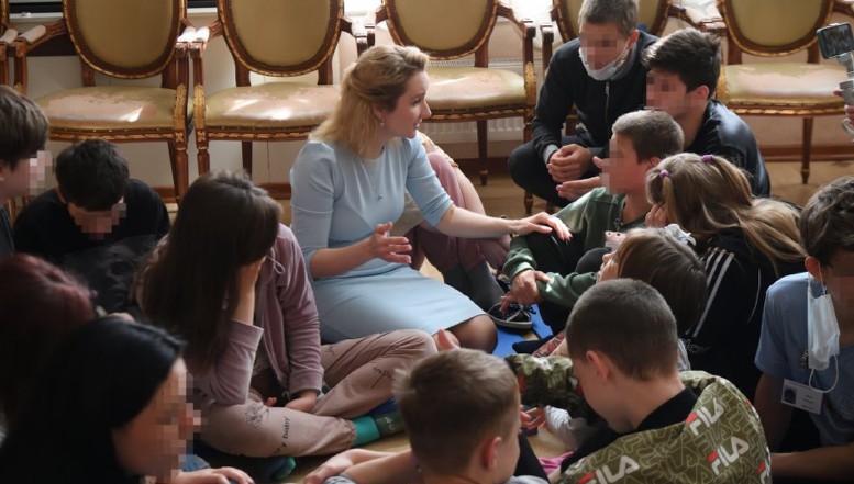 Monstruoasa Maria Lvova-Belova. Soție de preot ortodox rus, ea a fost desemnată personal de Vladimir Putin să supervizeze răpirea copiilor ucraineni orfani sau rătăciți de familie și adoptarea acestora de către cupluri de ruși / Kievul condamnă vehement operațiunea de „rusificare” a orfanilor ucraineni și cere stoparea acestui proces abominabil